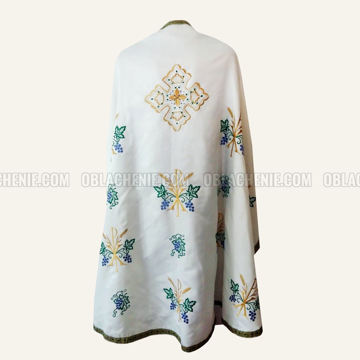 Embroidered priest's vestments 10252