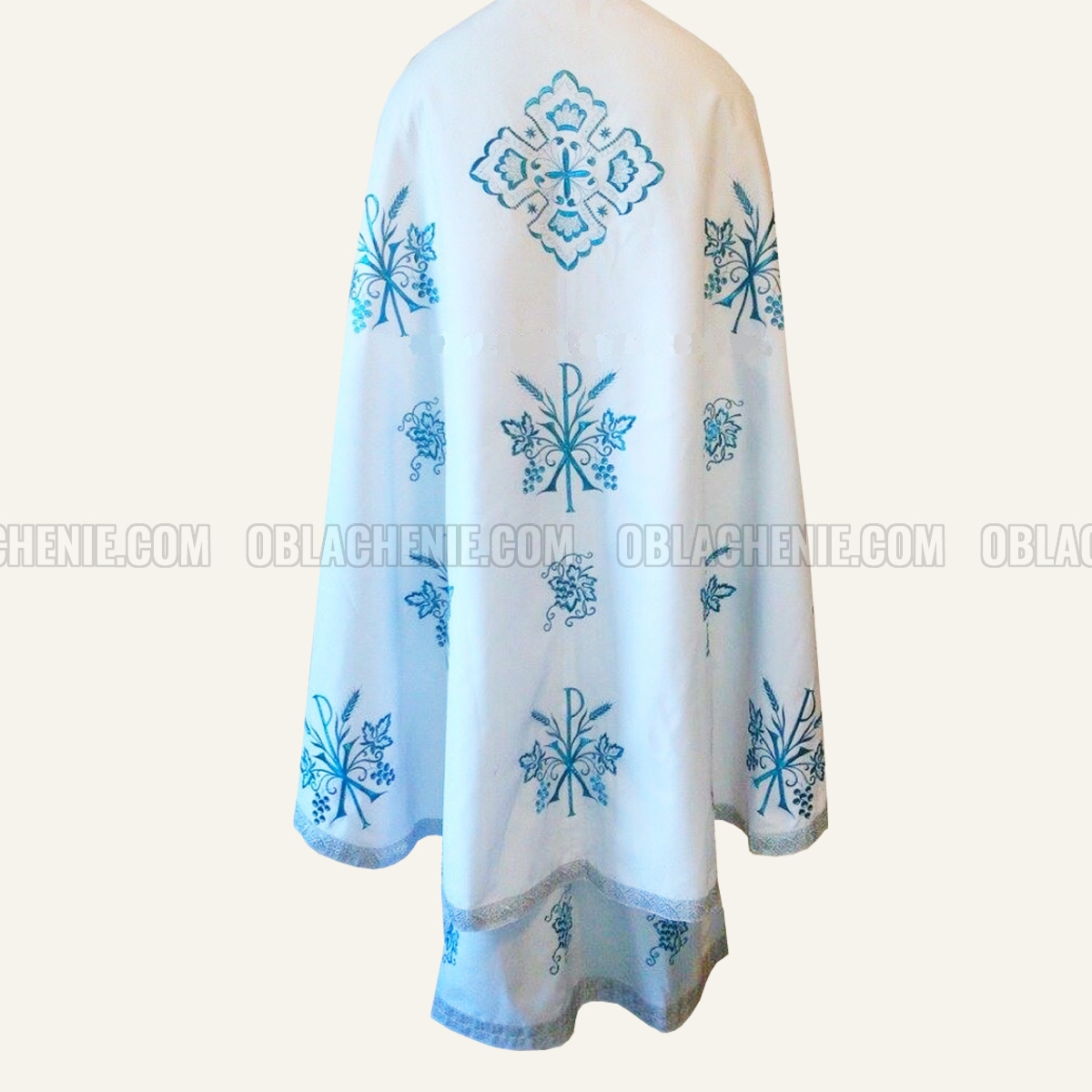 Embroidered priest's vestments 10258