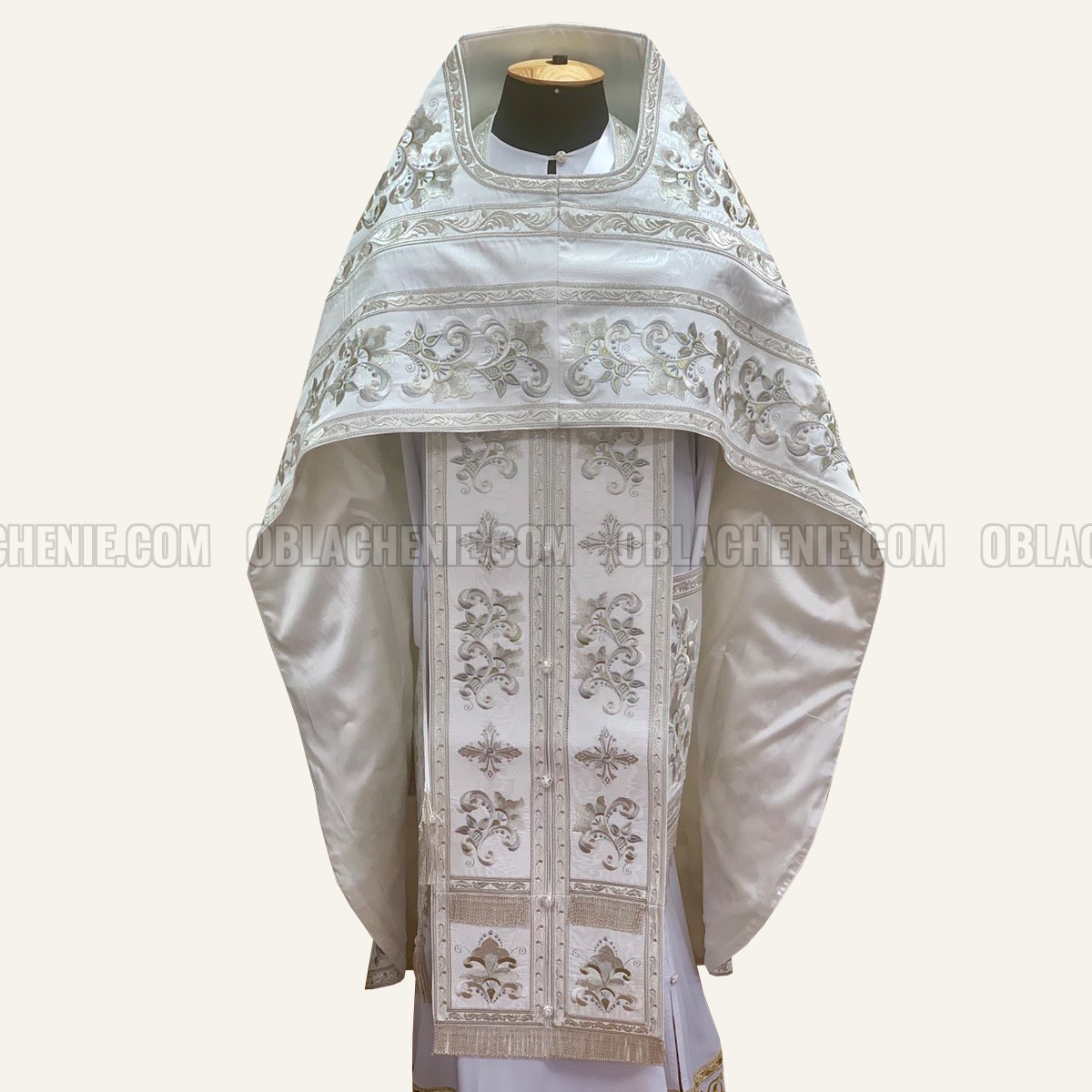 Embroidered priest's vestments 10649