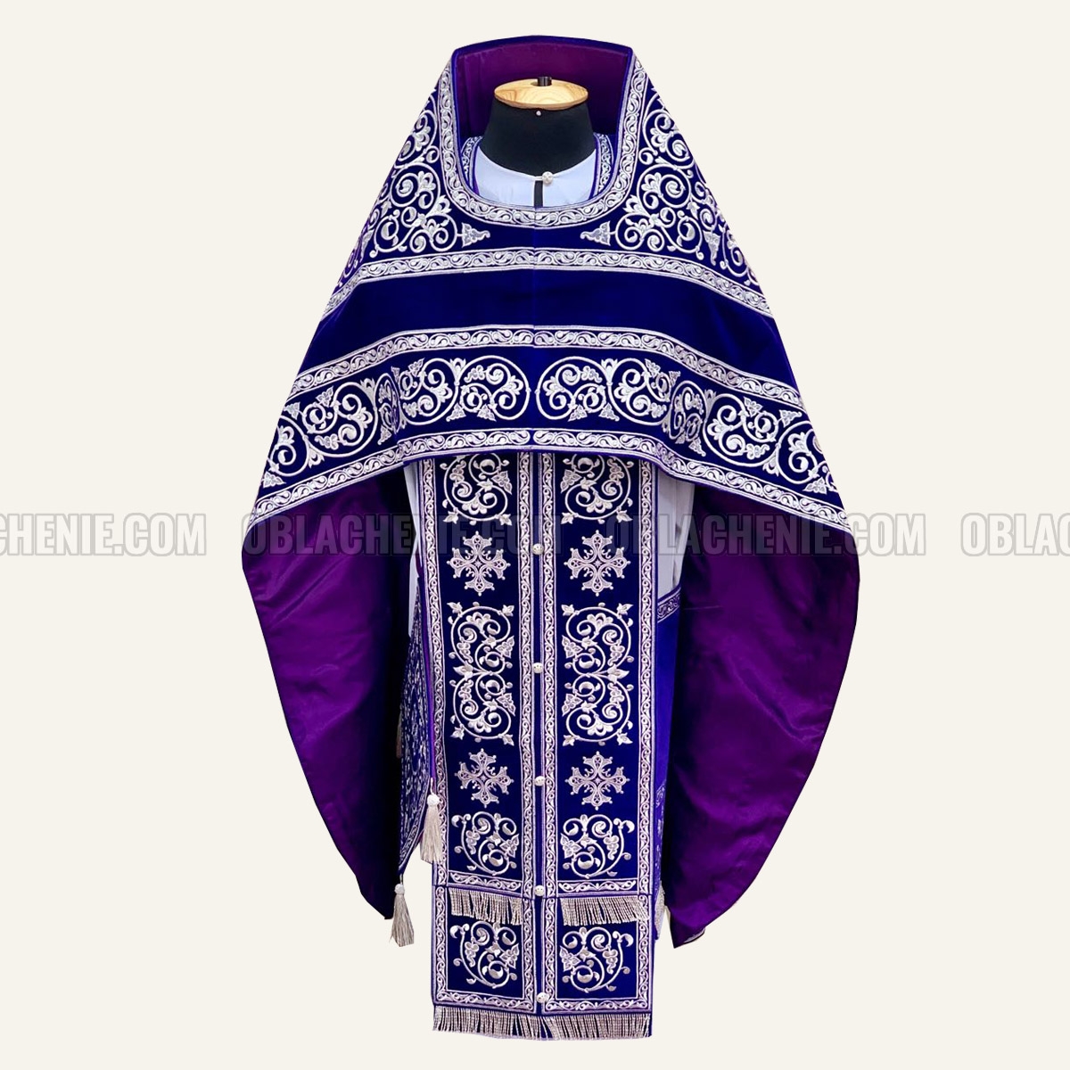 Embroidered priest's vestments 10650