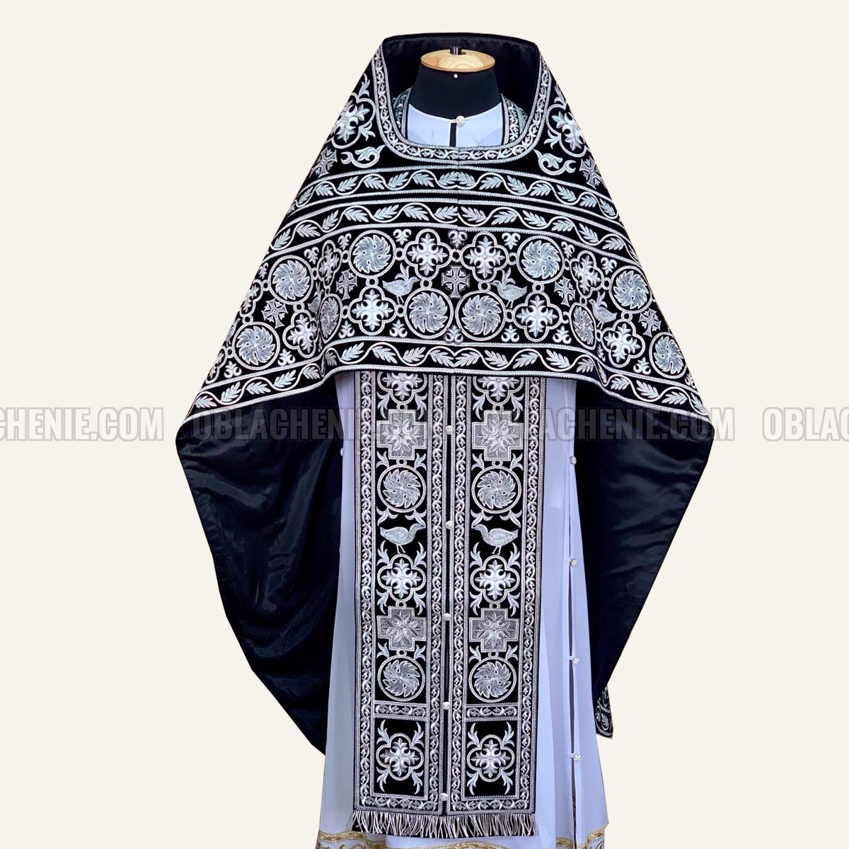 Embroidered priest's vestments 10651