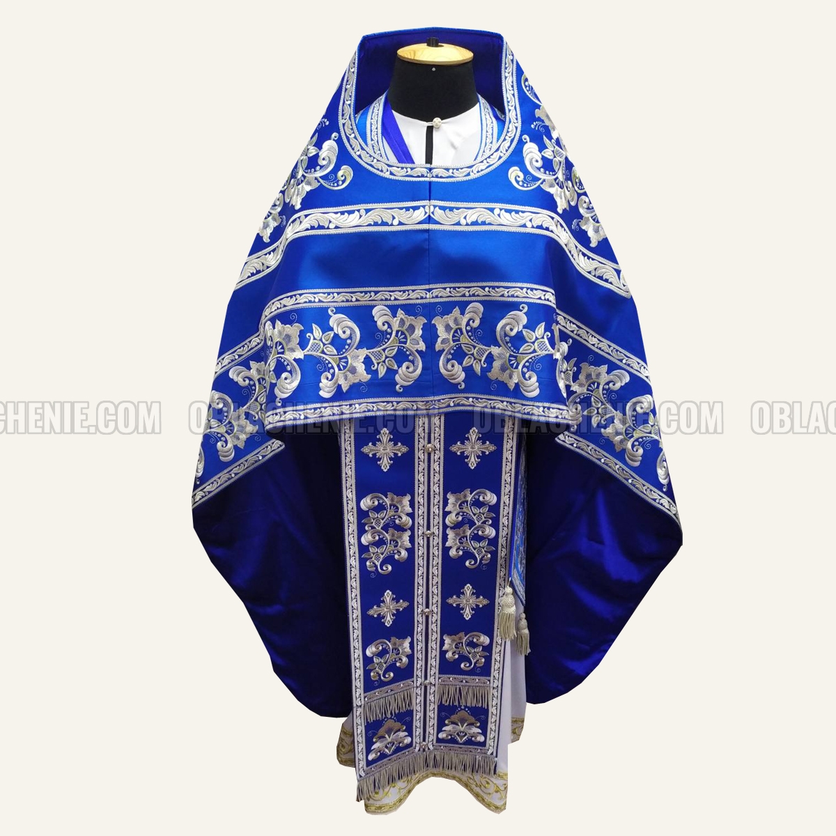 EMBROIDERED PRIEST'S VESTMENTS 10772