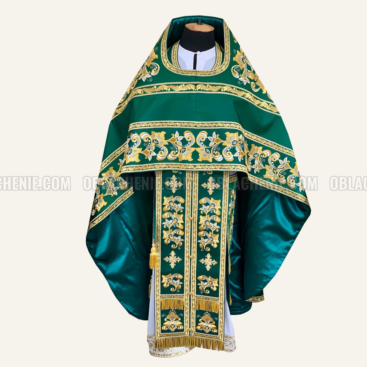 EMBROIDERED PRIEST'S VESTMENTS 10774