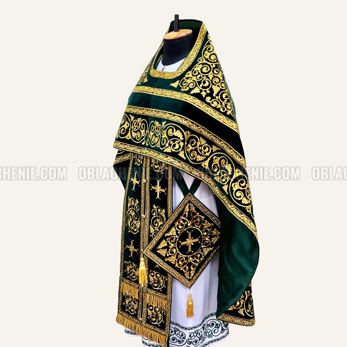 EMBROIDERED PRIEST'S VESTMENTS 10985
